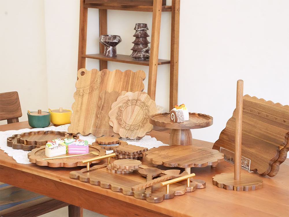 fan shape acacia wood display stand for cakes cupcakes plants and candles 2